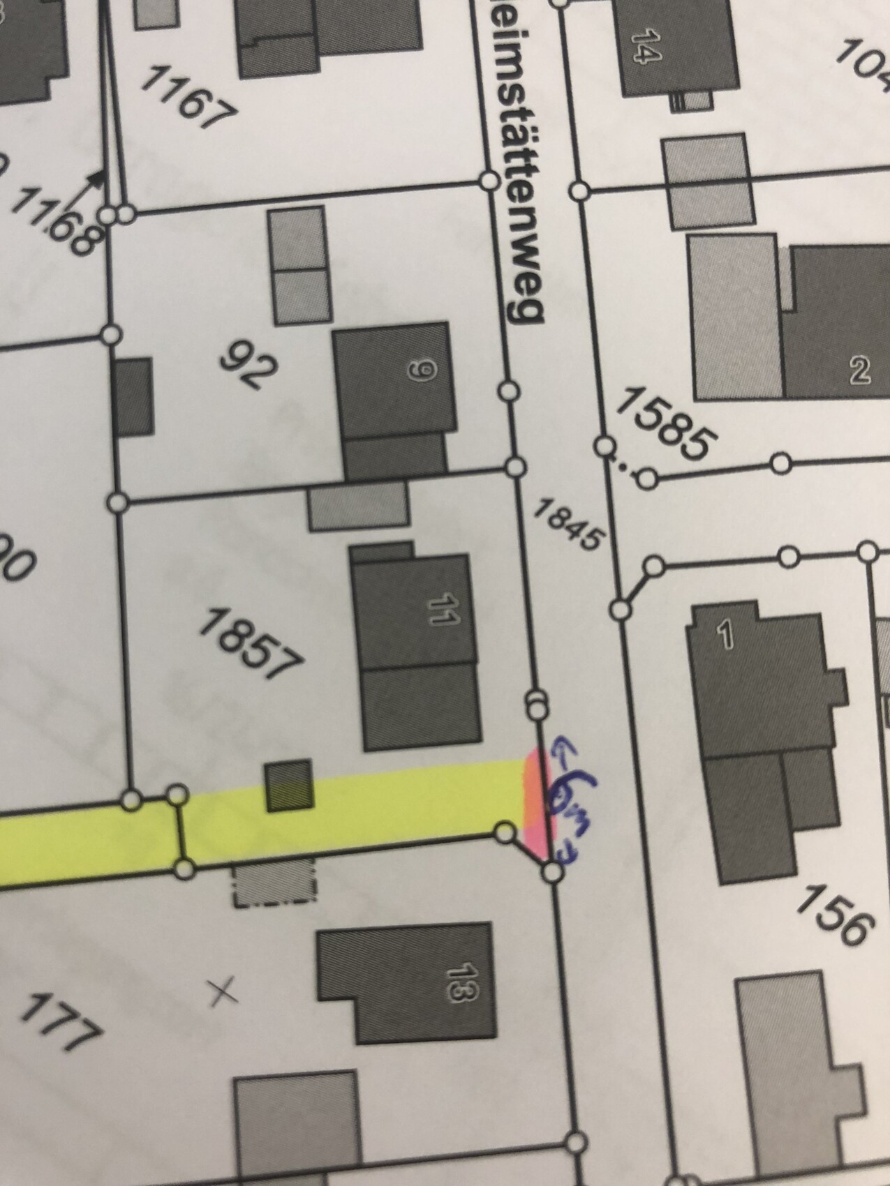 Lageplan eines Baugrundstücks mit nummerierten Parzellen, gelb markierter Weg