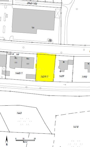 Gelb markiertes Grundstück 1439/1 auf einem Flurstücksplan neben Parzellen entlang einer Straße.