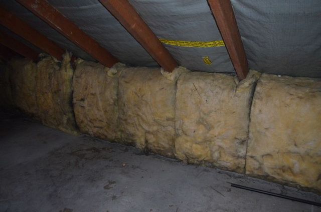 gelbe-daemmung-im-dachboden-faserglas-isolierung.JPG