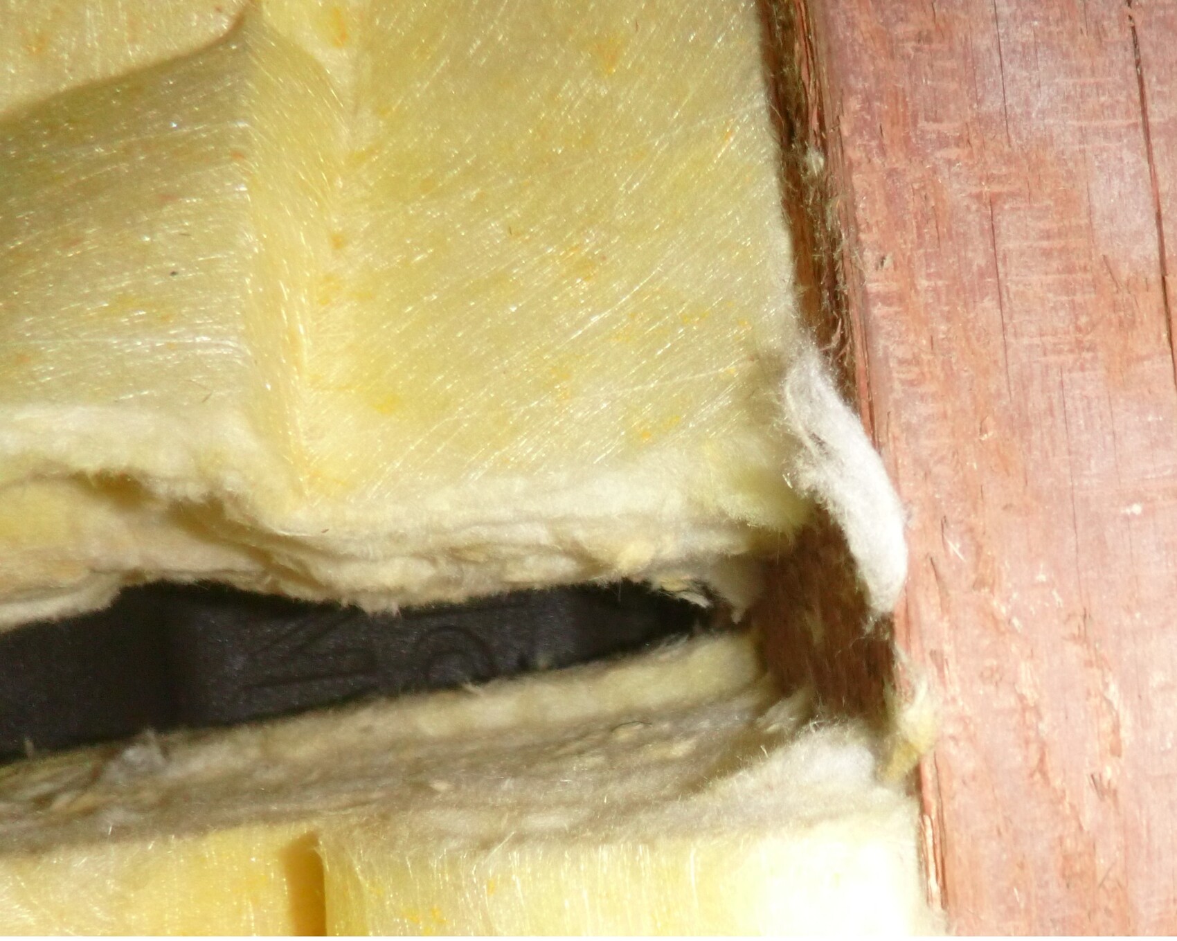 gelbe-daemmung-im-rohbau-zwischen-holzbauteilen.jpg
