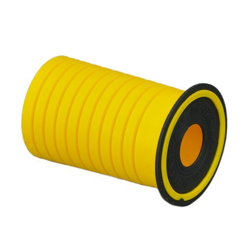 Gelber Massage-Roller mit gerippter Oberfläche und schwarzen Endkappen.