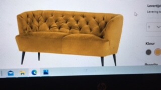 Gelbes gepolstertes Sofa im Chesterfield-Stil mit Knopfsteppung im Wohnzimmer