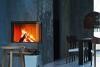 Gemuetliches Wohnzimmer mit Kamin und moderner Einrichtung