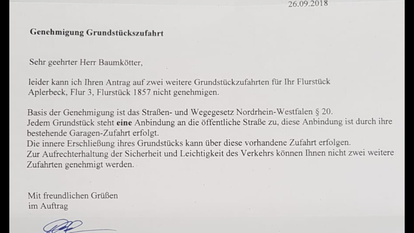 Formeller Brief zur Genehmigung der Grundstückszufahrt, textlastiges Amtsdokument