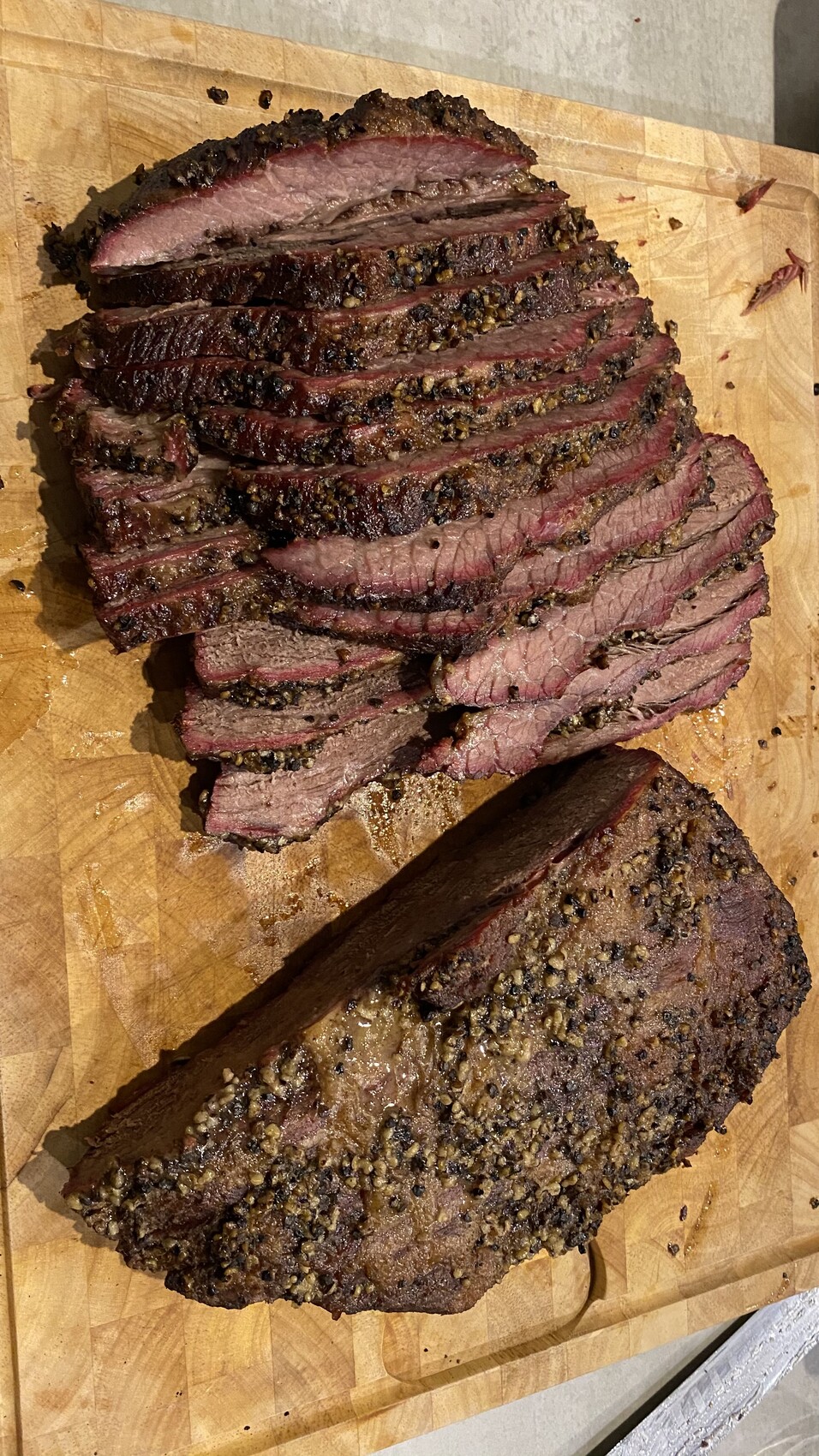 Gepfefferter Braten, in Scheiben geschnitten, rosa Innenleben, knusprige Kruste.