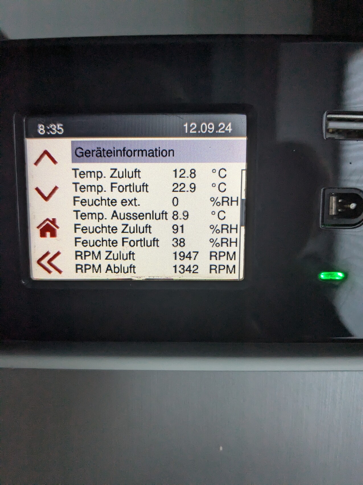 HVAC-Dashboard mit Zuluft- und Fortluft-Temperaturen, Feuchtewerten und RPM.