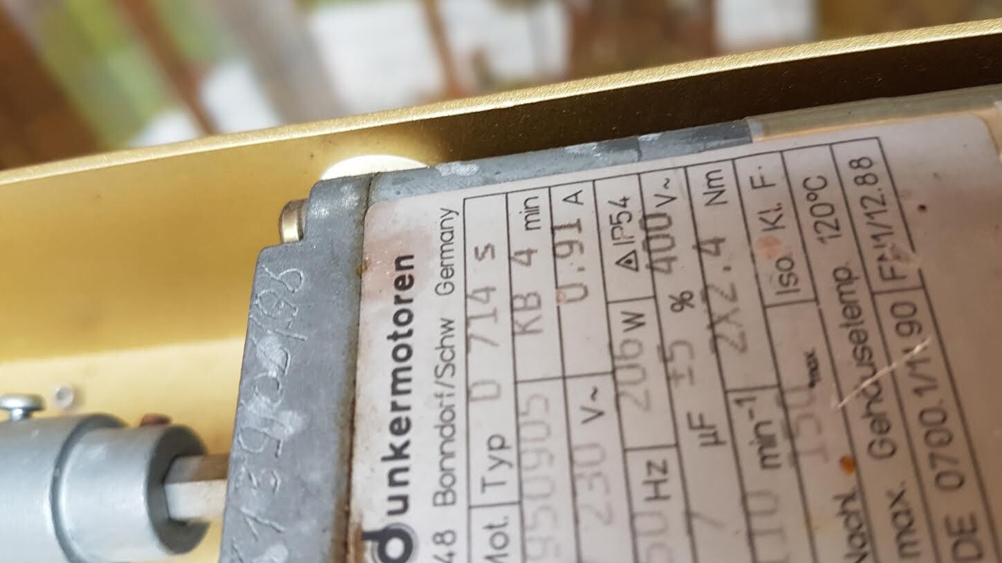 Etikett eines Motors mit Typ, Hz, V und Nm an Metallgehäuse