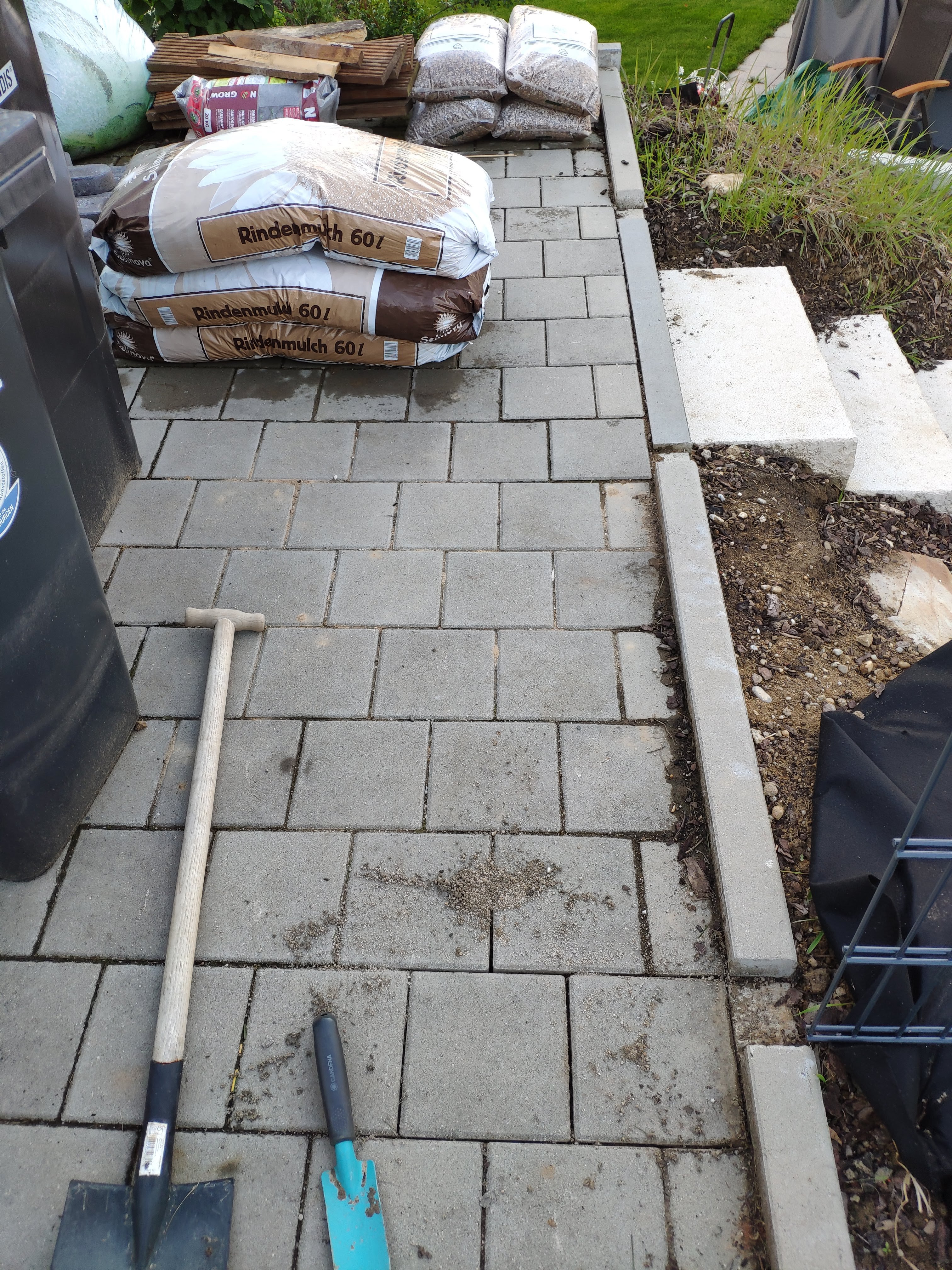 geraeteschuppen-auf-stellplatz-pflastersteine-323676-2.jpg