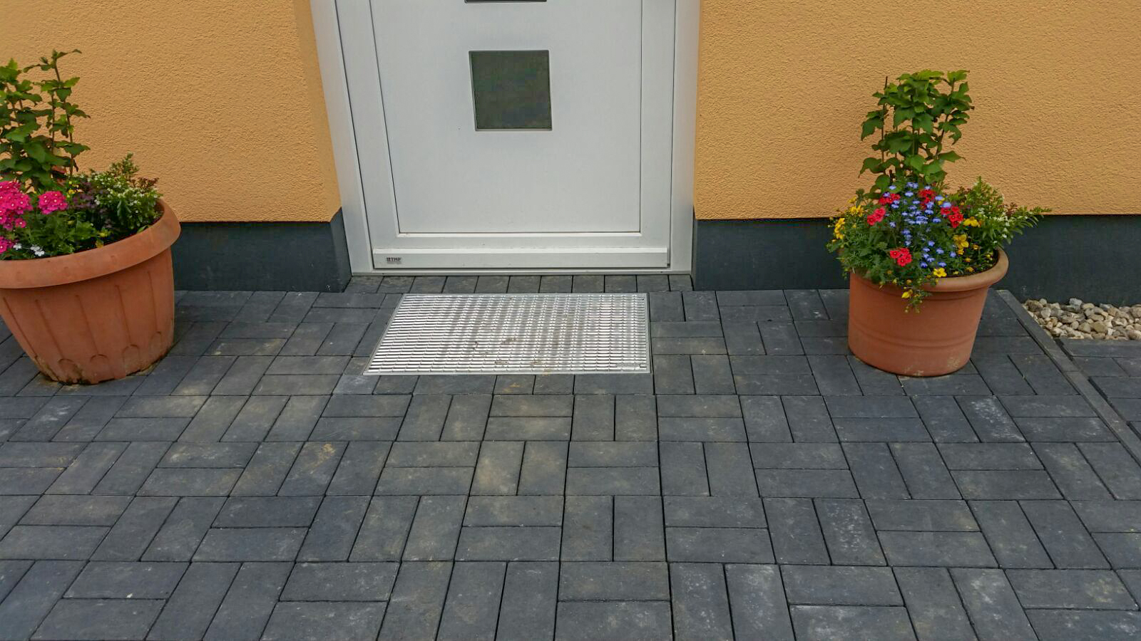 gestaltung-eingangsbereich-eingelassene-fussmatte-152230-1.jpg