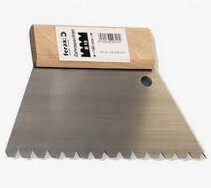 Flaches Metallwerkzeug mit gezackter Unterkante, Verpackung am Oberrand.