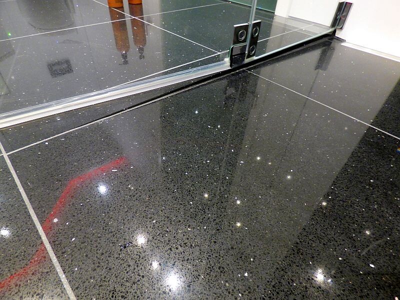 glanzender-schwarzer-terrazzo-boden-im-innenbereich.JPG