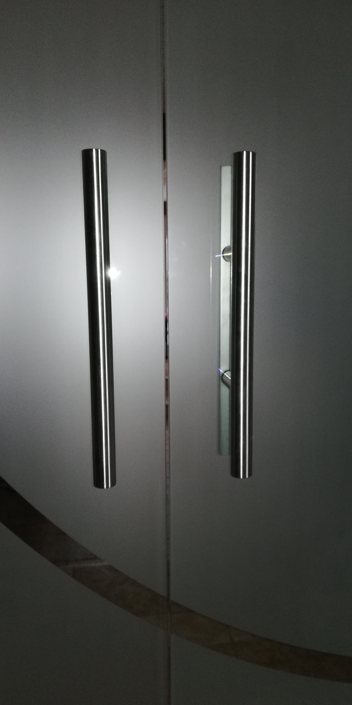 glas-schiebetuere-mit-griffmuschel-eigene-griffstange-496088-2.jpg