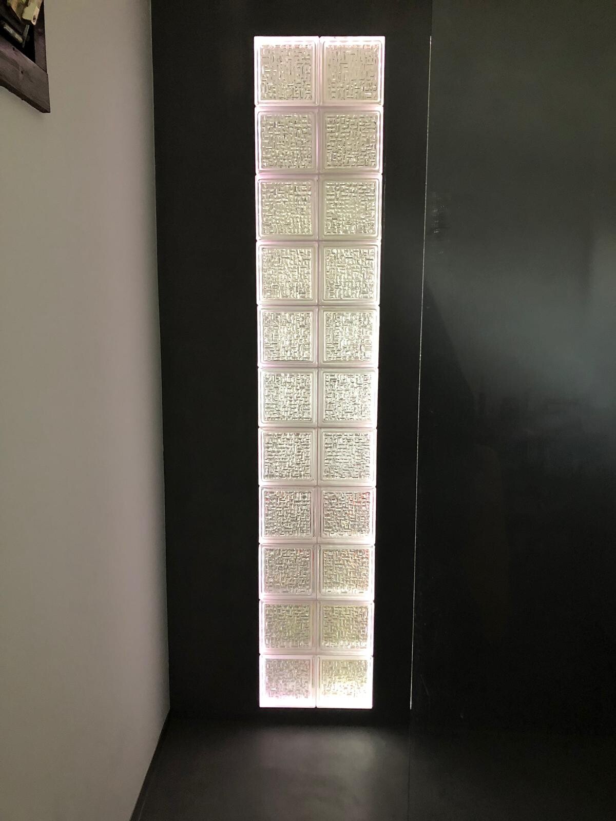 Vertikale Glasbaustein-Lichtleiste in dunkler Innenwand