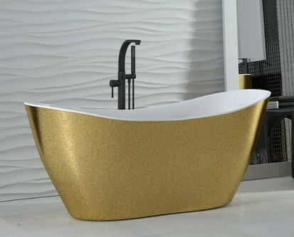 Moderne goldene freistehende Badewanne mit schwarzer Armatur in hellem Badezimmer.
