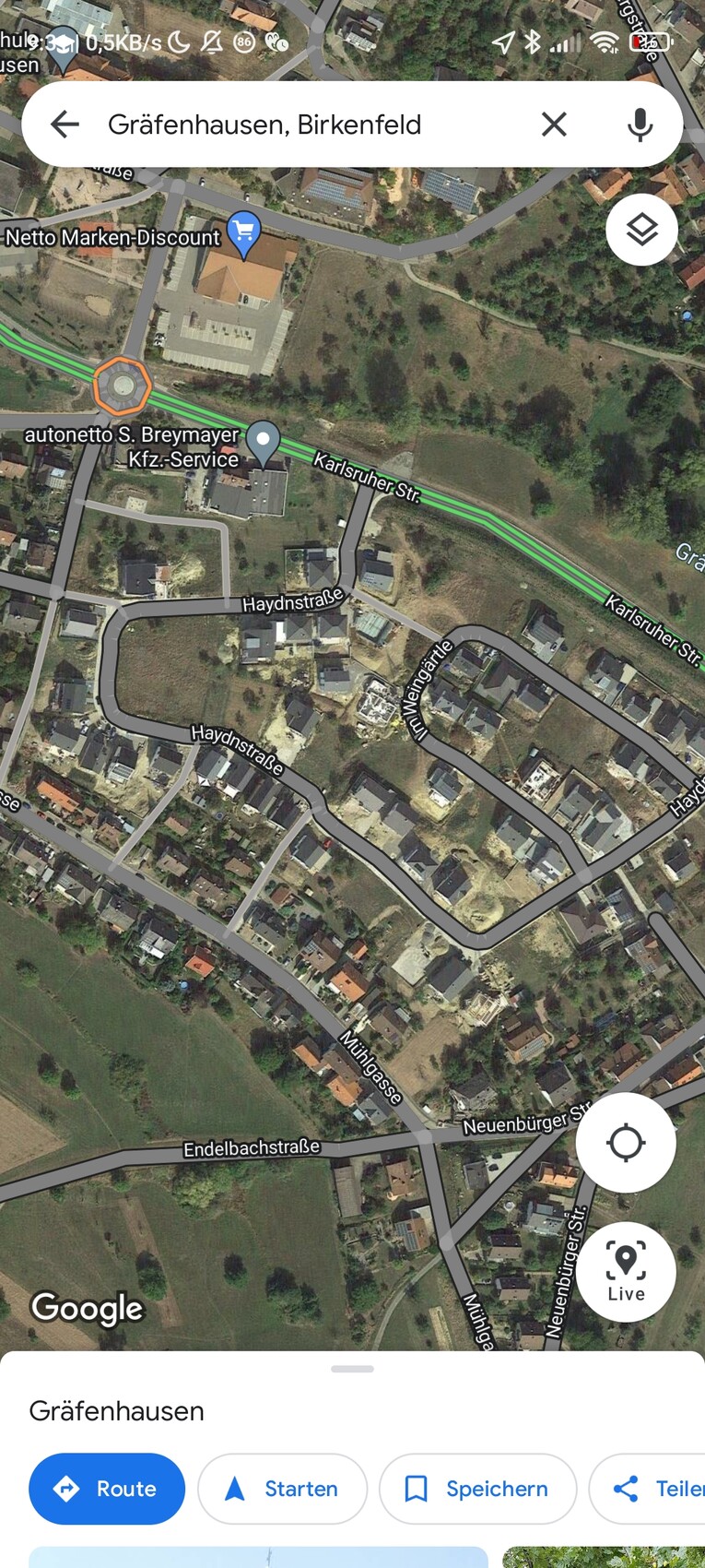 Satellitenaufnahme von Gräfenhausen, Birkenfeld: Kreisverkehr, Wohnhäuser und Grünflächen.