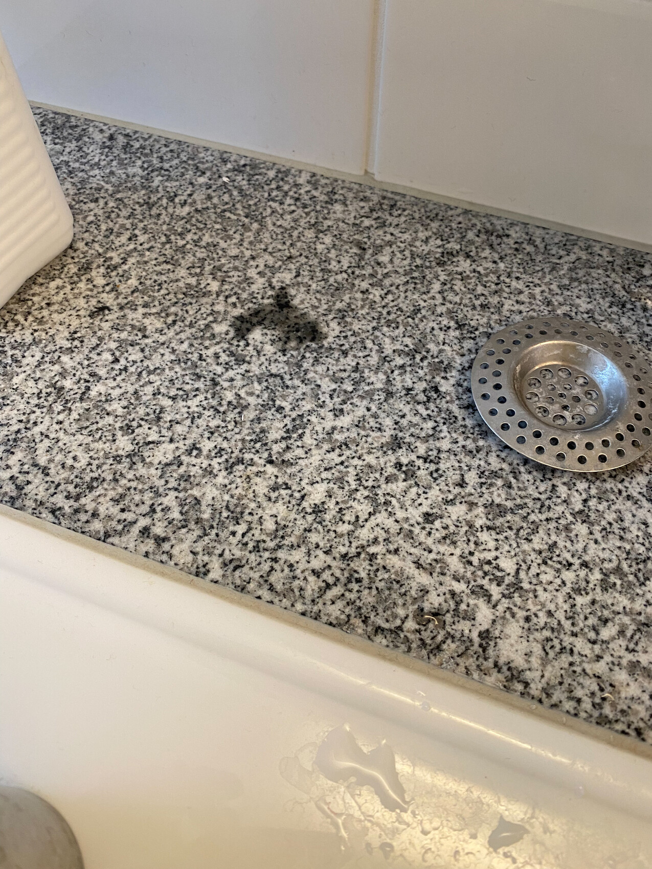 grau-gesprenkelter-granit-badboden-dusche.jpg