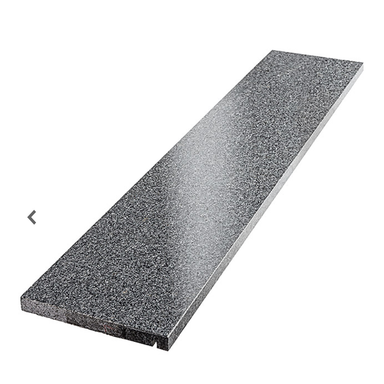 Lange graue Granitplatte mit körniger Oberfläche, schräg nach rechts oben ausgerichtet.