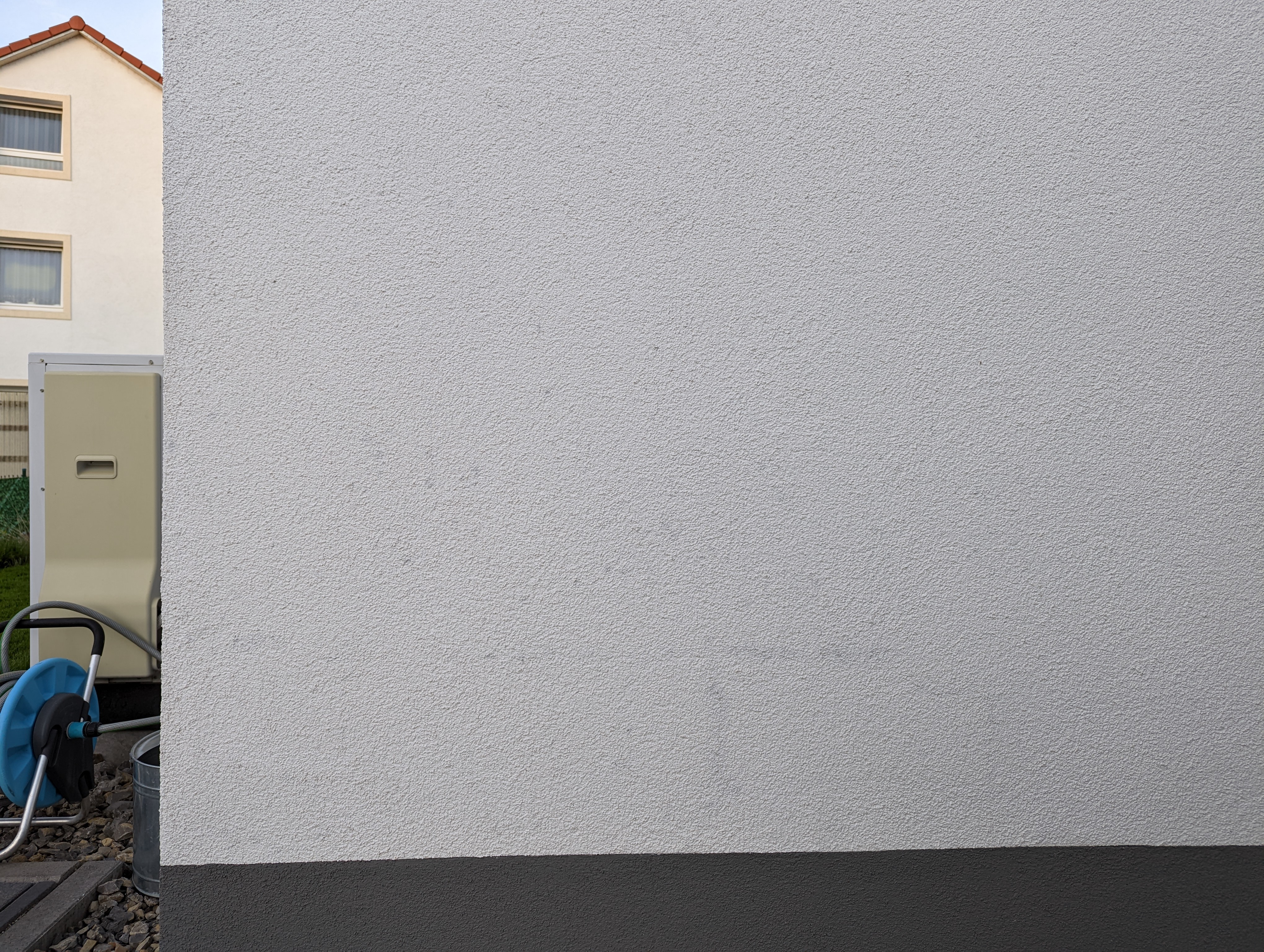 graue-aussenwand-hausfassade-aussenbereich-haustechnik.jpg