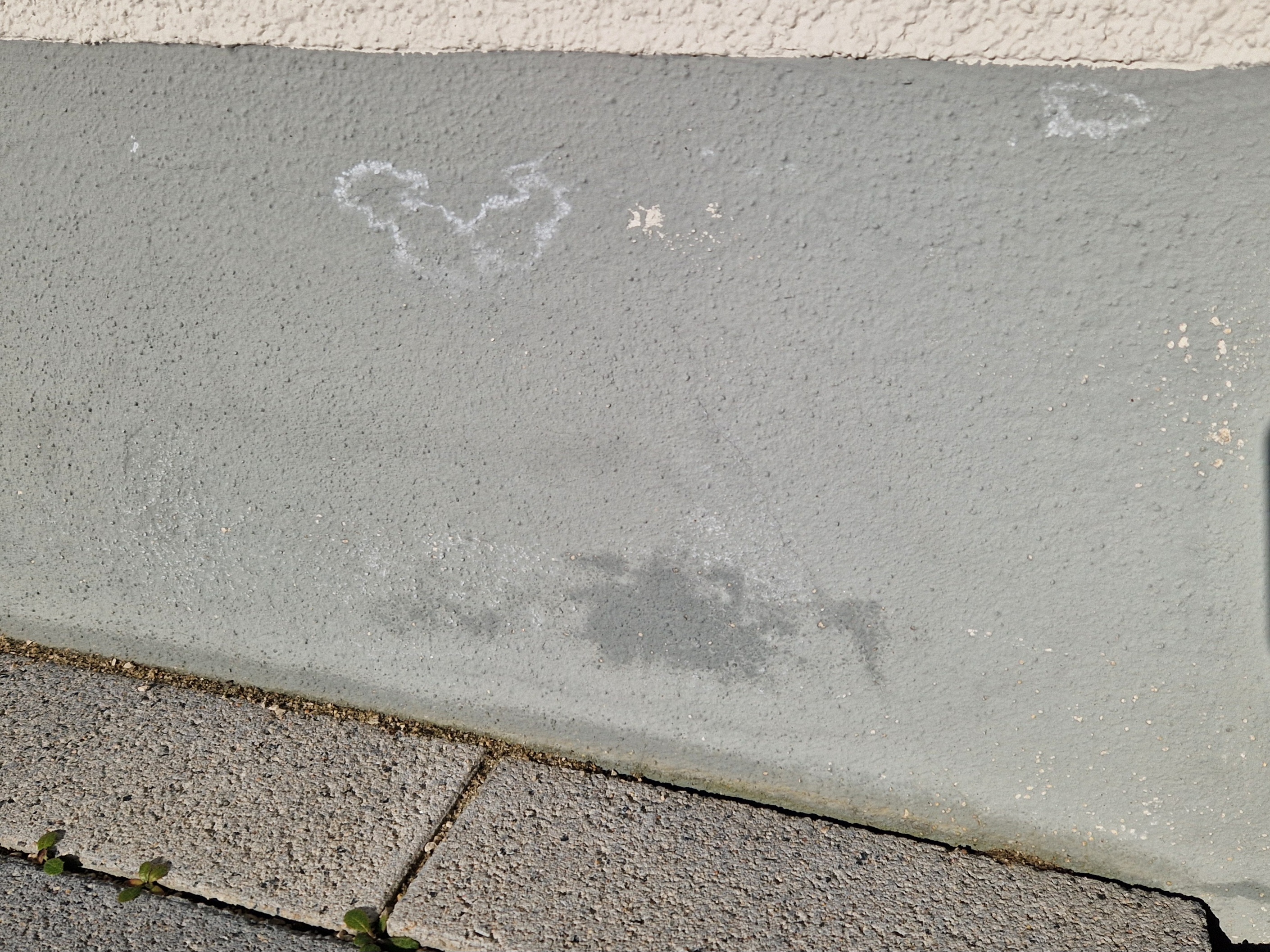 graue-aussenwand-wasserflecken-kleine-herz-graffiti.jpg