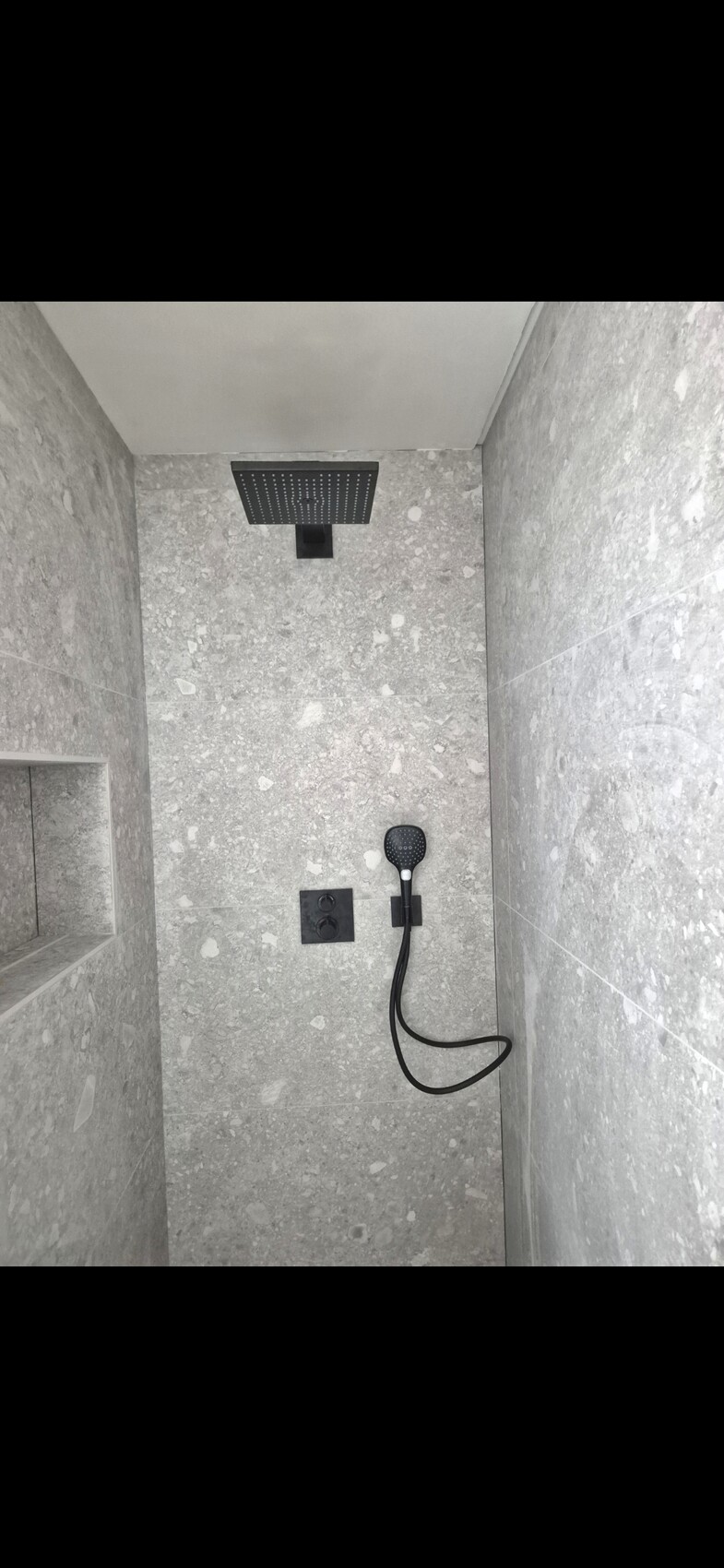 Große graue Fliesen-Dusche mit Regenduschkopf und Handbrause im Badezimmer