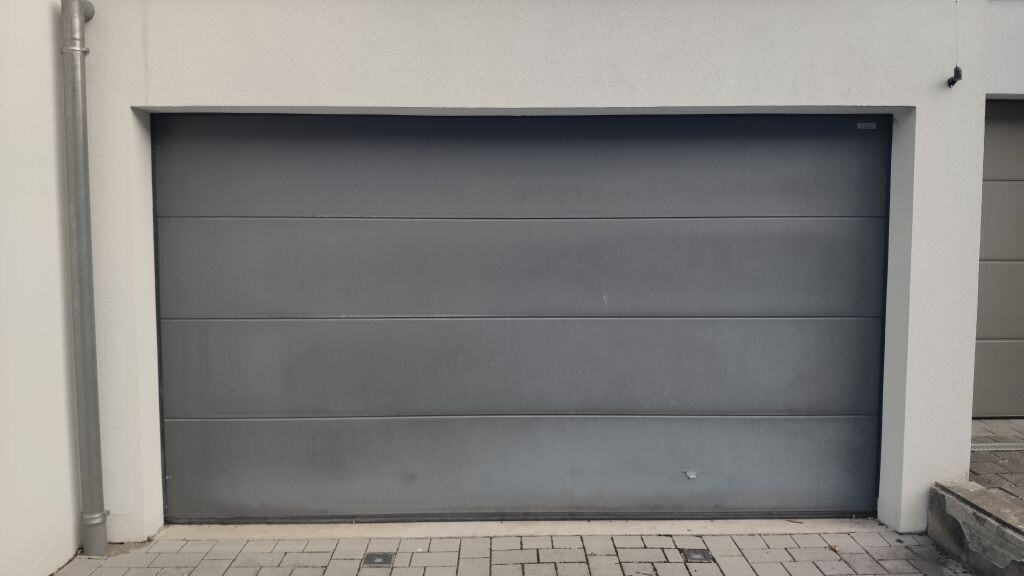 graue-garage-tor-hausfassade.jpeg