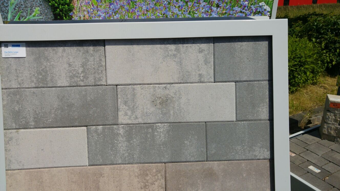 Ausstellungsdisplay mit grauen Beton-Pflastersteinen als Terrassen- oder Gartenbelag.