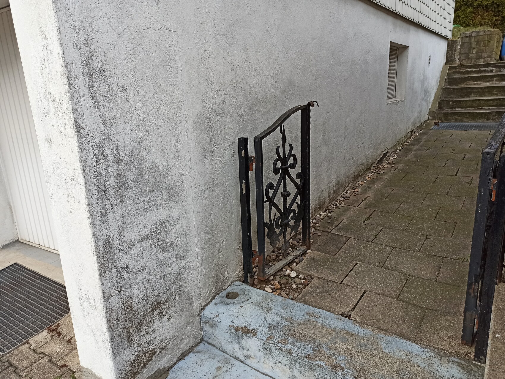 grauer-aussenbereich-treppe-gitter-treppenstufen-terrassenplatten-wand.jpg