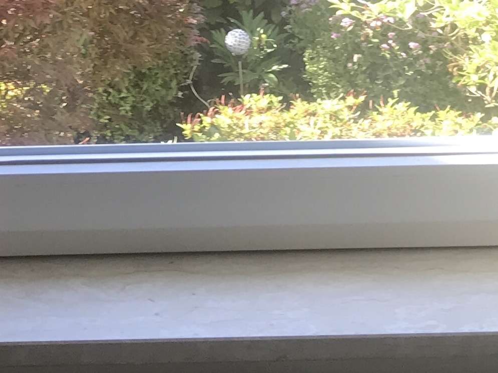 grauer-balkon-terrasse-mit-pflanzen.jpeg