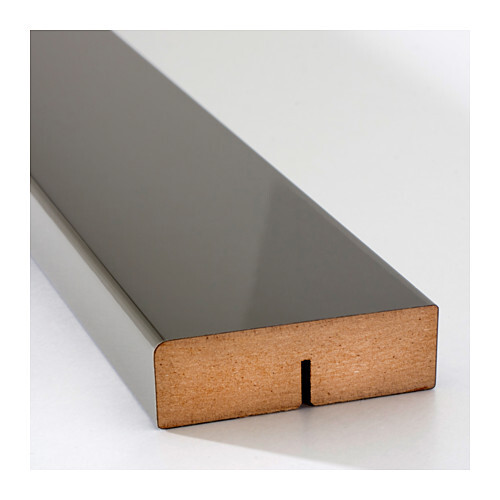 Nahaufnahme eines grauen Aluminiumkantenprofils mit Holzkern und Nut.