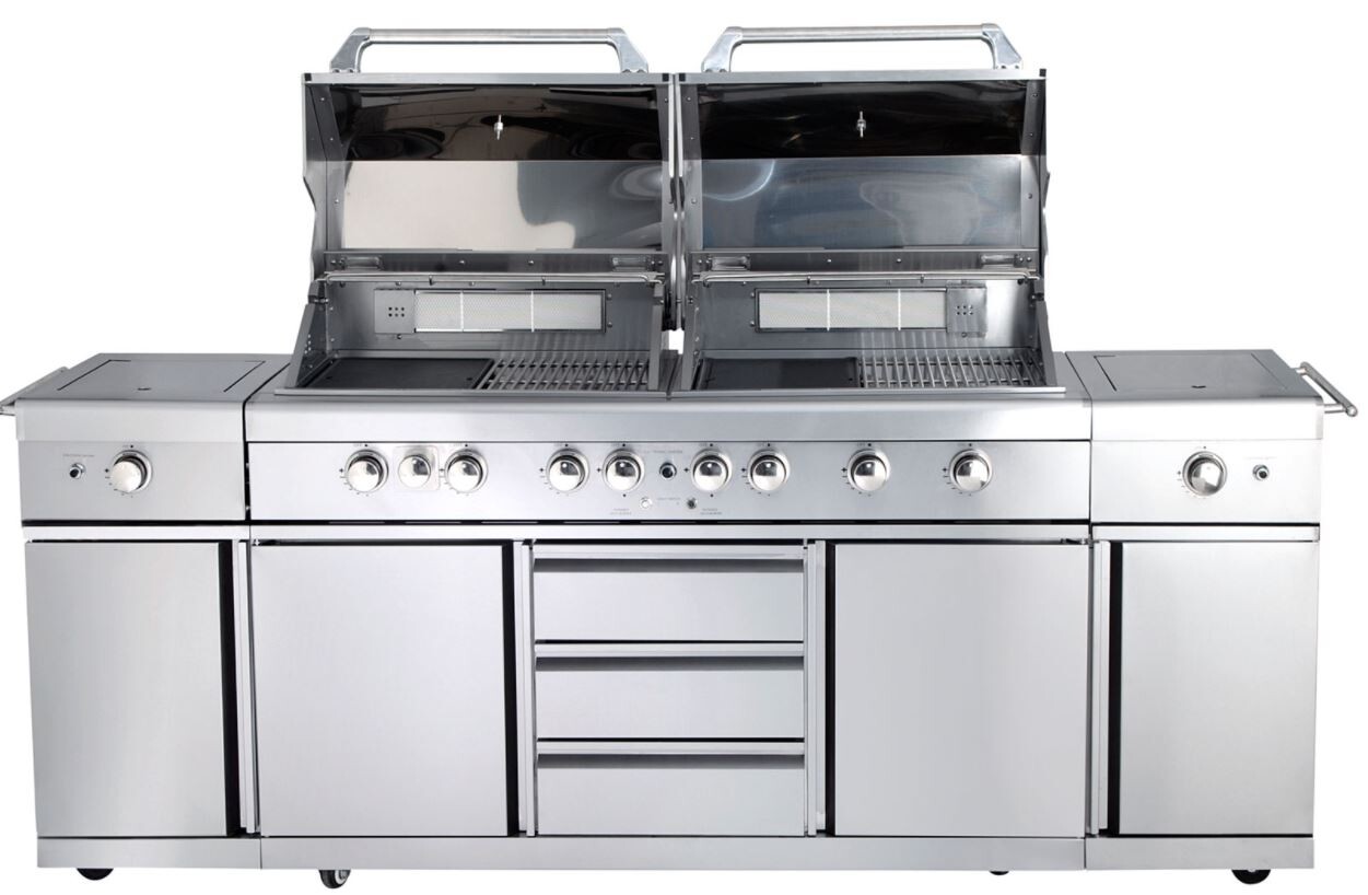 Großer Edelstahl-Gasgrill mit zwei Kammern, Deckel geöffnet, Knöpfen und Schubladen