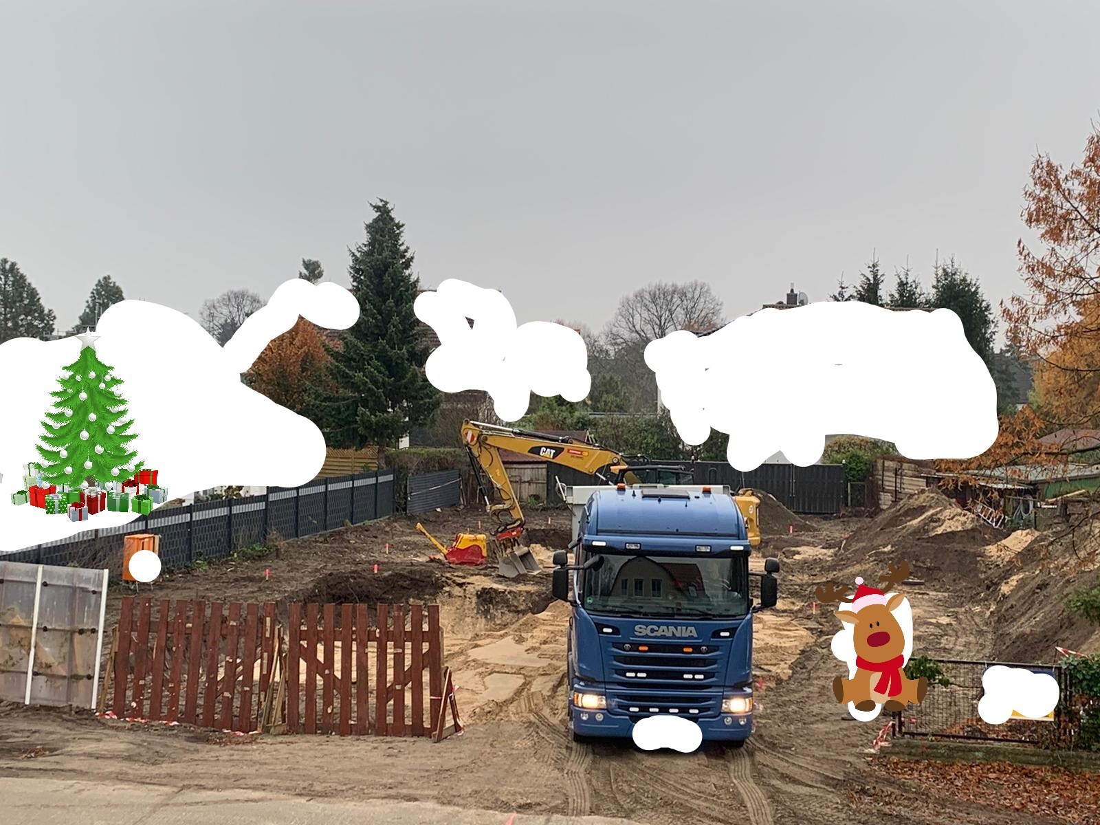Baustelle mit blauem Scania-LKW und Bagger; links Weihnachtsbaum mit Geschenken, rechts Rentier.