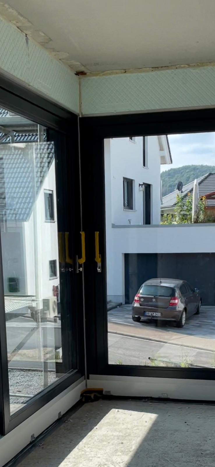 große-glas-tueren-innenseite-wohnraum-baufortschritt.jpg