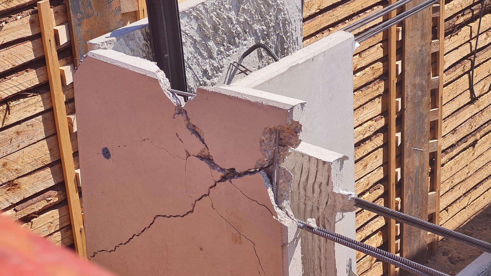 grosse-risse-im-betonwand-waehrend-rohbau-und-baumaengel.jpg