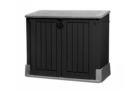 Schwarze Kunststoff-Aufbewahrungsbox im Garten mit grauem Deckel und Schlossring.