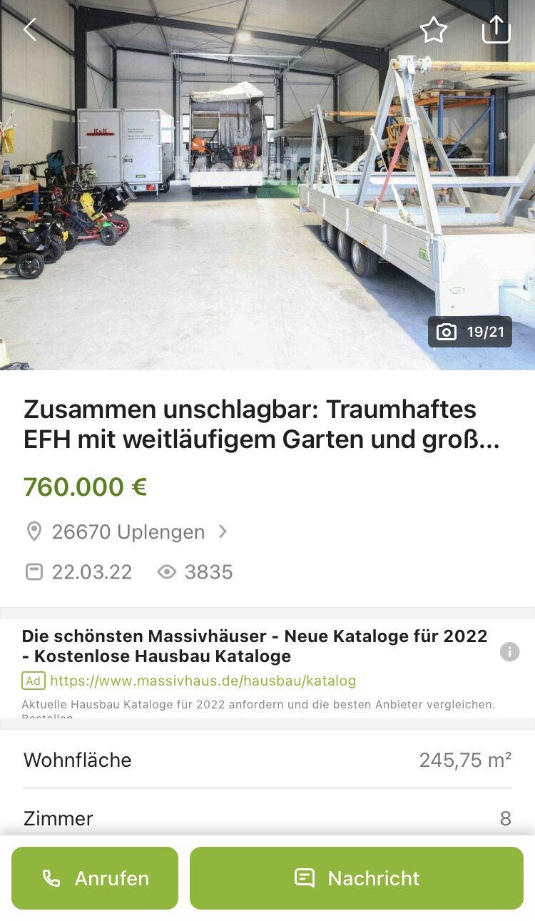 Große Lager- und Werkstatthalle mit LKW, Anhänger und diversen Kleinfahrzeugen im Innenraum.