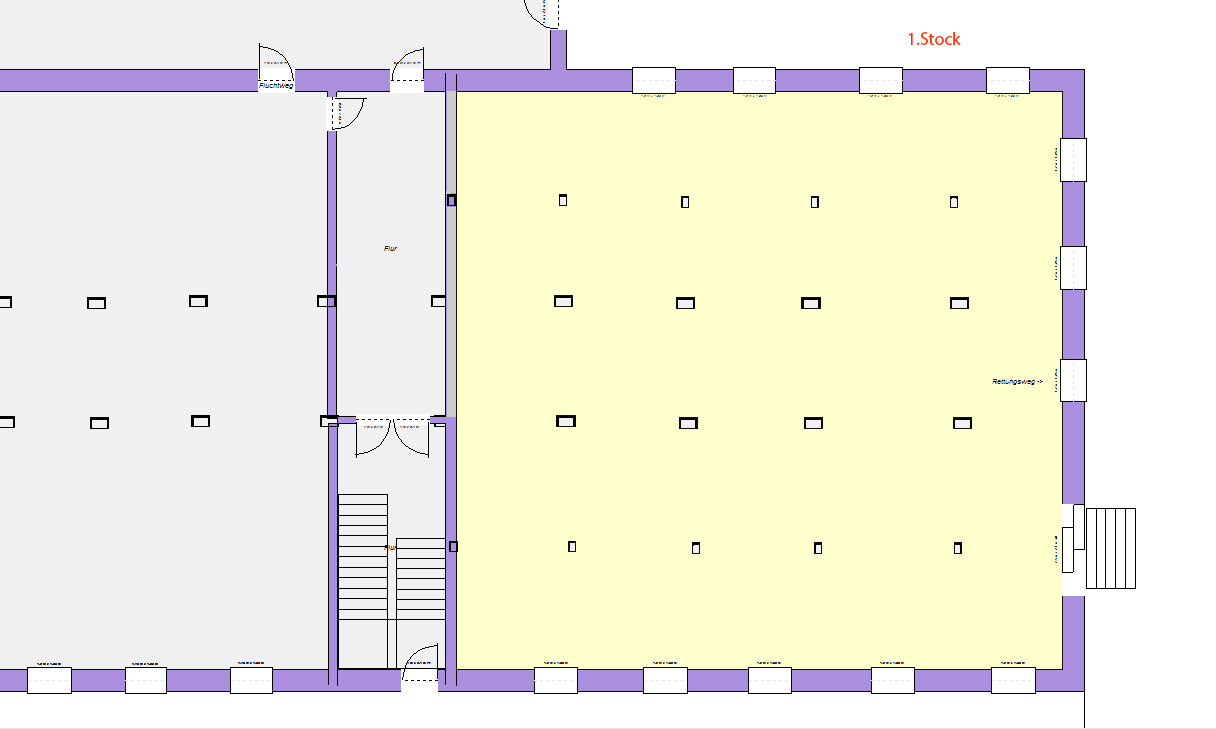 Grundriss eines Gebäudeteils: großer gelber Saal (1.Stock) mit Säulen, Links Flur und Treppe.