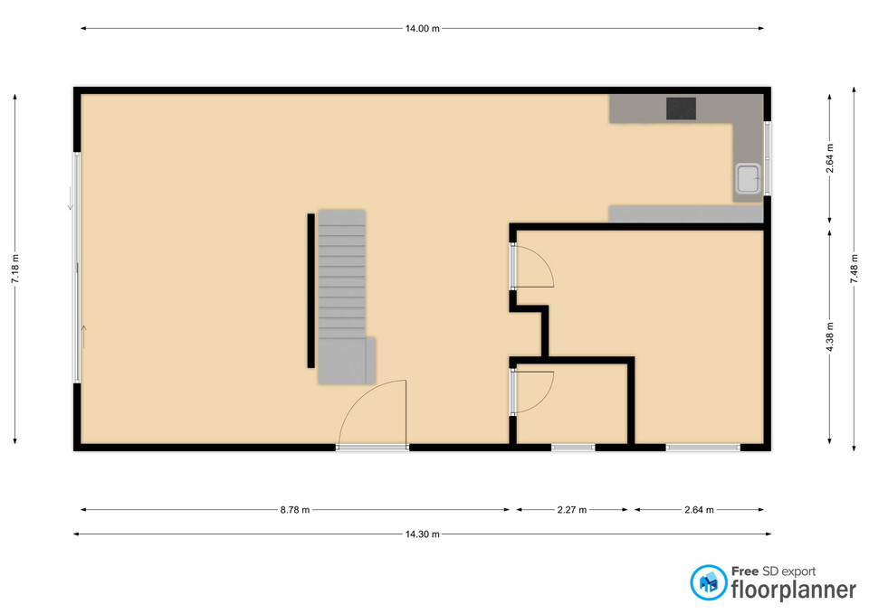 Grundriss eines großen offenen Wohnbereichs mit Treppe in der Mitte, Küchenbereich rechts und zwei Nebenräumen.