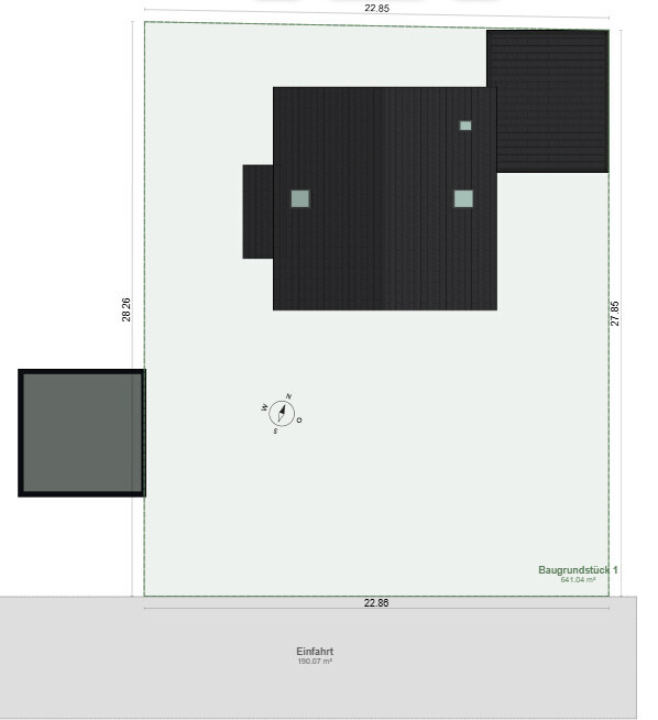 Grundstücks-Lageplan: Großes Haus zentral, links Nebengebäude, rechts Anbau, Zufahrt unten.