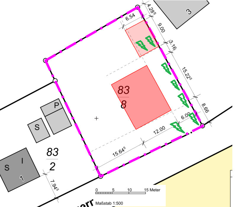 Grundstücksplan: rotes Gebäude 83/2, pinke Baugrenze, Maße in Metern.