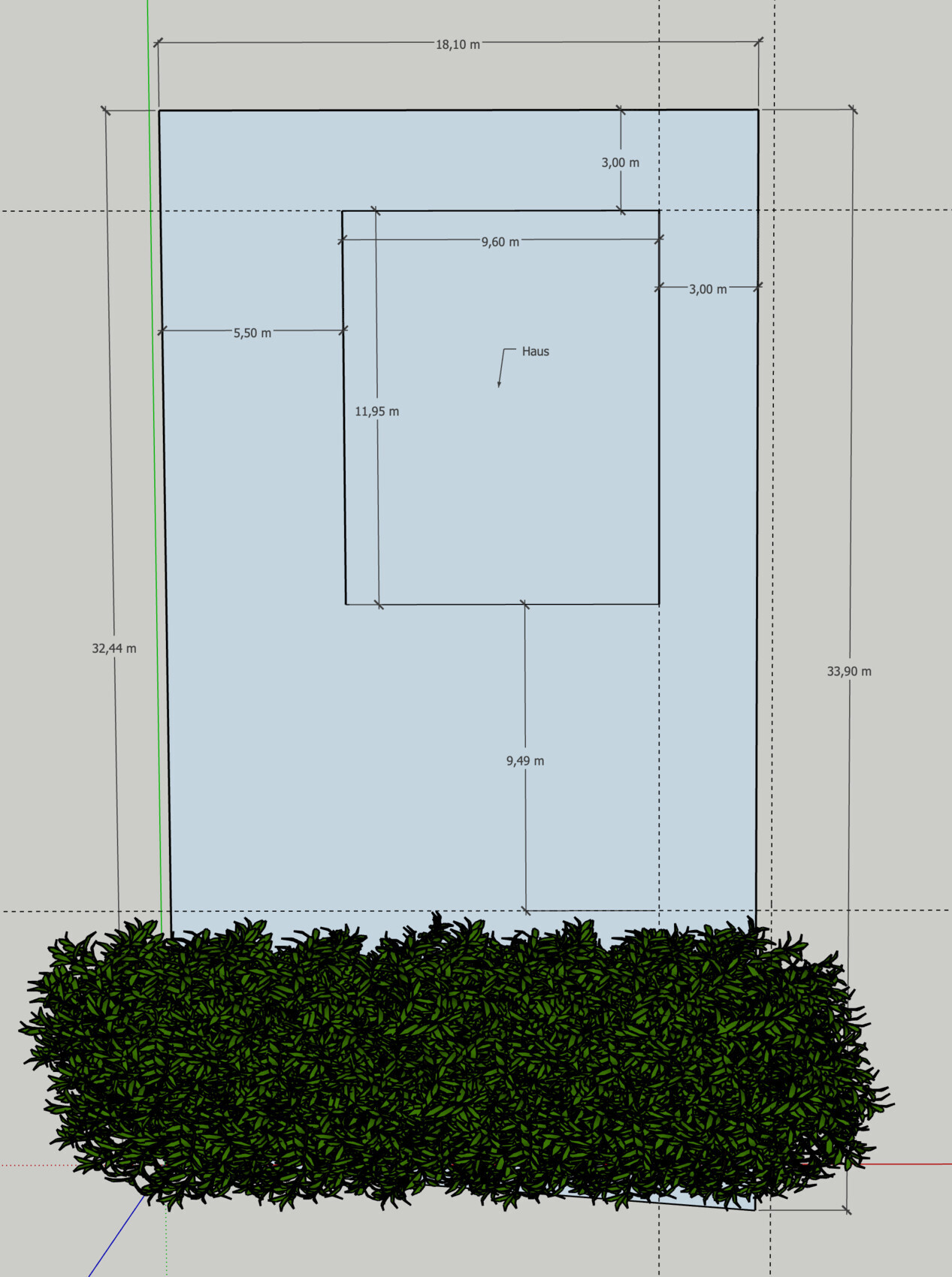 Grundriss eines Grundstücks mit zentralem Haus, umlaufender Hoffläche und Gartenhecke am unteren Rand.