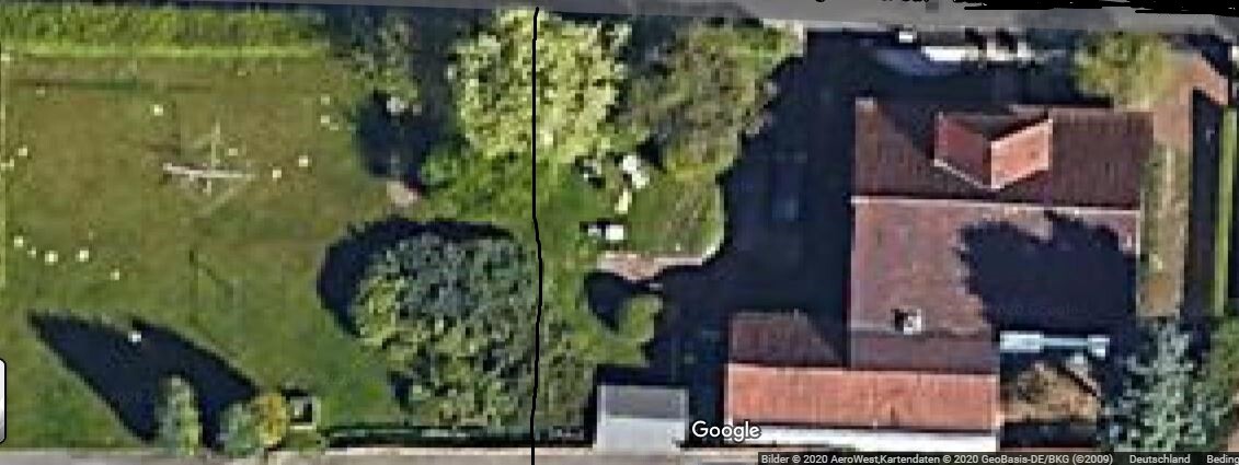 Luftaufnahme eines Einfamilienhauses mit Garten, Bäumen und Straße am unteren Rand.