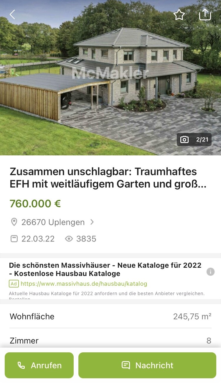 Zweistöckiges Haus aus Stein mit Carport, gepflastertem Hof und Garten.
