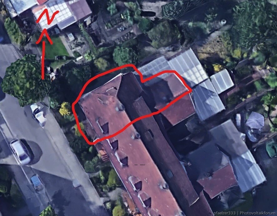 Luftbild eines Wohnblocks; roter Umriss markiert Dachbereich, Pfeil zeigt Norden.