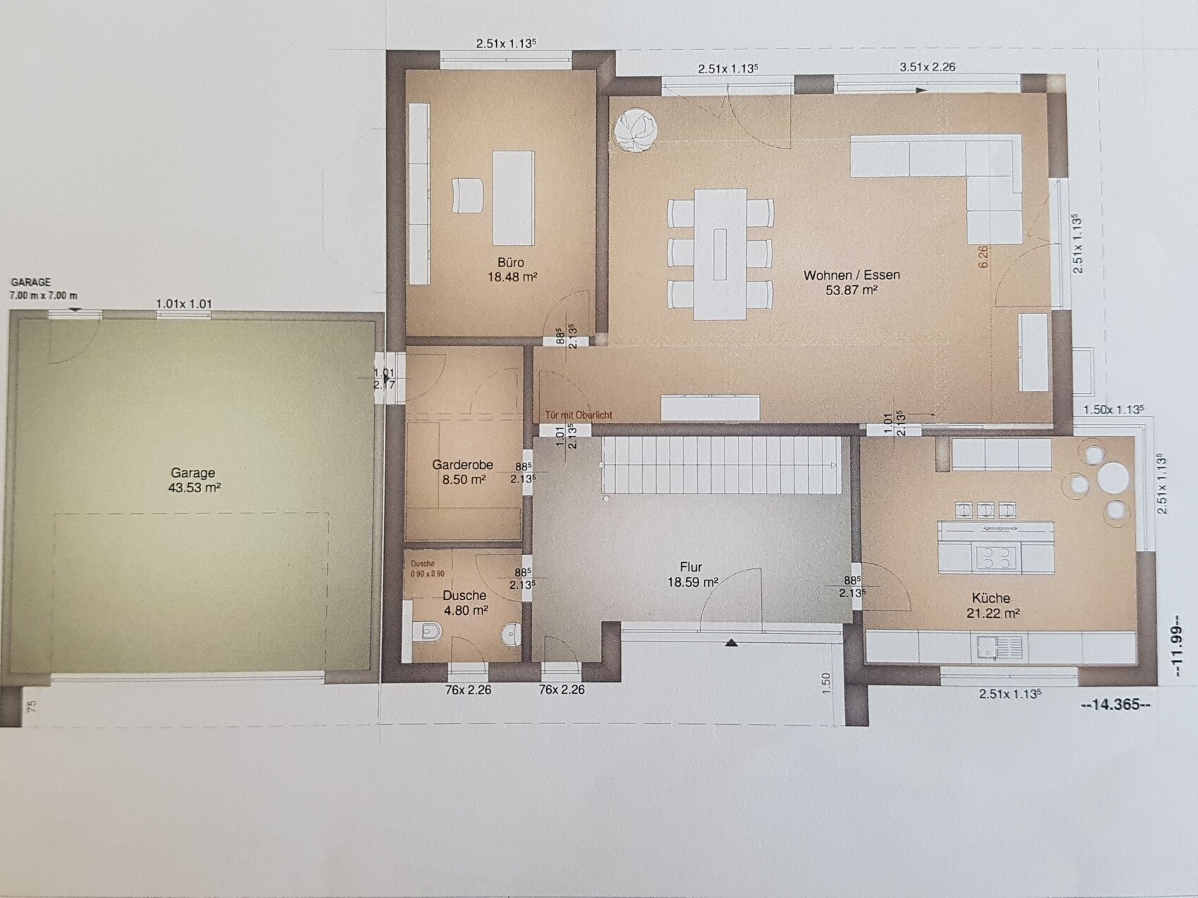 Grundriss eines Hauses: Große Garage links, Büro, offener Wohn-/Essbereich, Küche, Flur