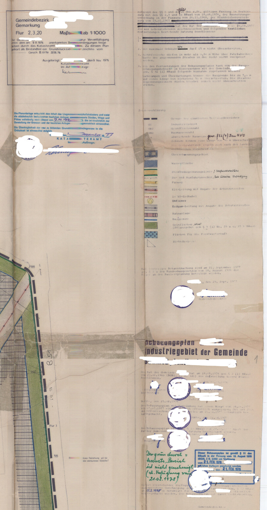 Scan eines Bebauungsplans und zugehöriger Akten: Karte, Formulare, Stempel und farbige Markierungen.