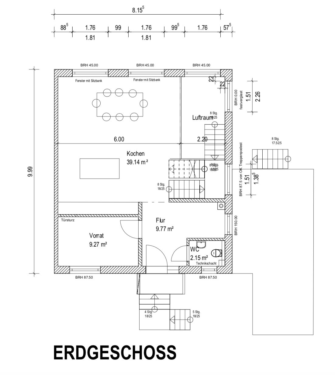 Grundriss Erdgeschoss: Offene Küche mit Essbereich, Vorrat, Flur, WC, Treppenhaus.