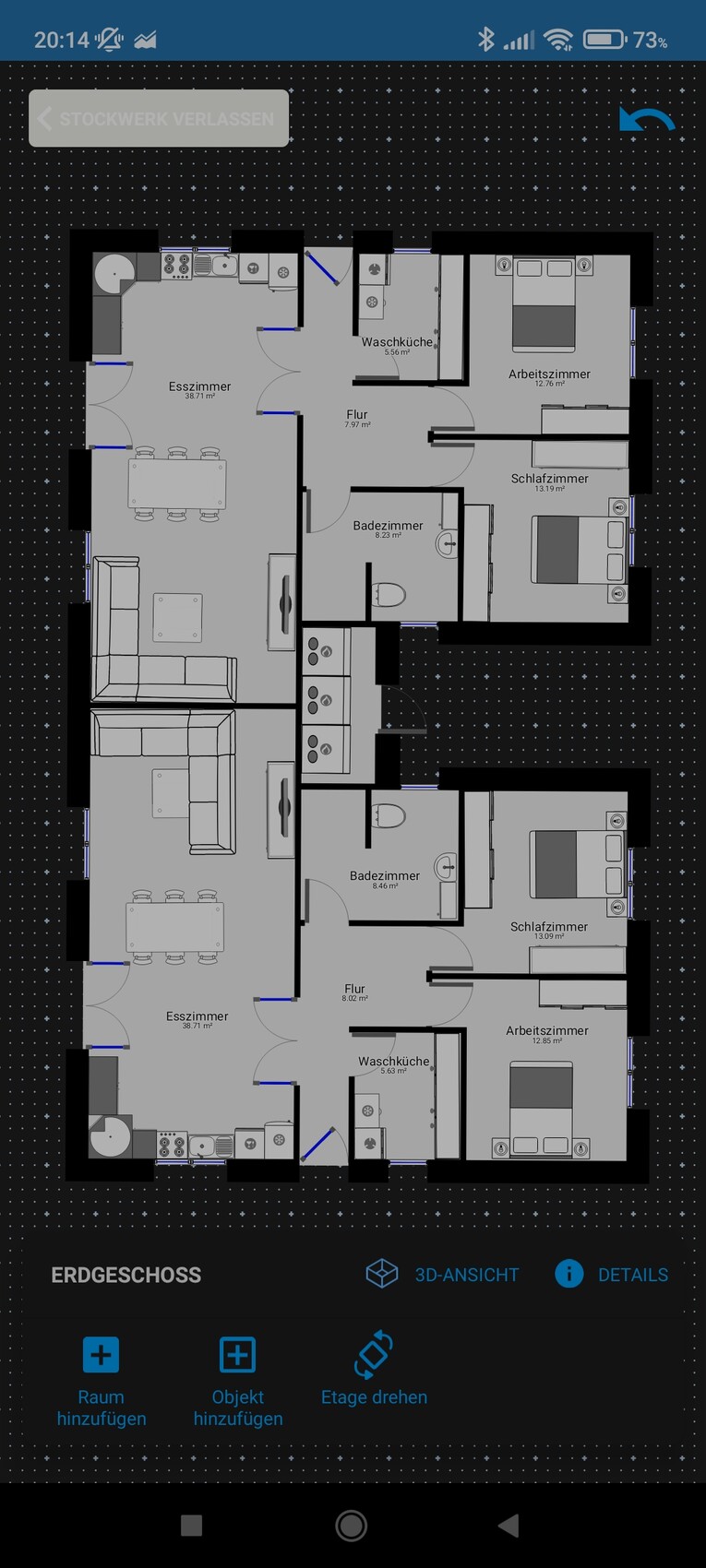 Grundriss eines Erdgeschosses mit zwei Wohnungen, Fluren, Küchen, Bädern und Schlafzimmern.