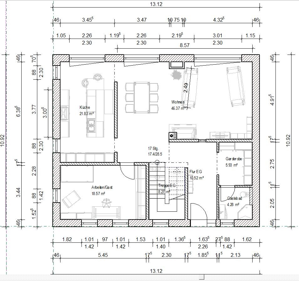 Grundriss eines Hauses: Küche, offener Wohnbereich, Arbeits-/Gästezimmer, Flur, Treppe, Garderobe.