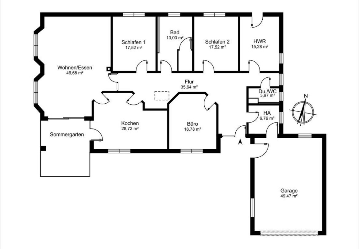 Grundriss eines Hauses: Wohn- und Essbereich, Küche, Büro, zwei Schlafzimmer, Bad, Flur, Garage.