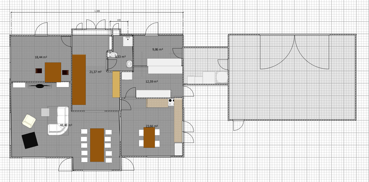 Grundriss eines Hauses: Wohnzimmer, Esszimmer, Küche, Bad, Flur, Terrasse und Garage.
